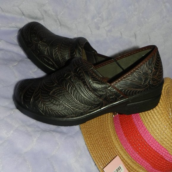 CUSHIONAIRE Clair Vegan Tooled Leather Comfort Clogs Women Brown 🆕📦🏃 💨⚡🚚 - Picture 7 of 15